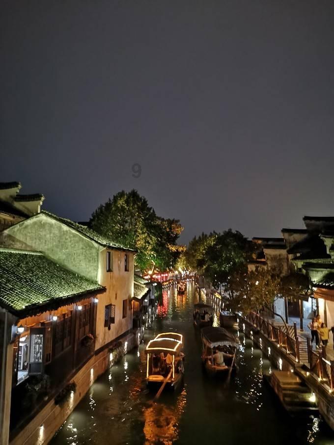 金泫雅和龙俊亨去年11月同框图曝光,故意秀恩爱,不料韩媒不关心